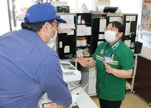 セブン-イレブン糸魚川押上店で行われた強盗を想定した訓練=糸魚川市押上1
