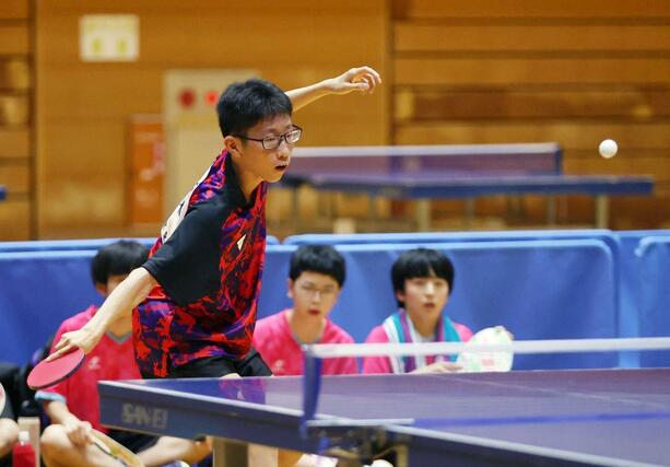 男子団体で優勝した直江津東の新保晴琉。最終戦までもつれる団体戦で勝利し、優勝を決めた＝７月１２日、小千谷市総合体育館