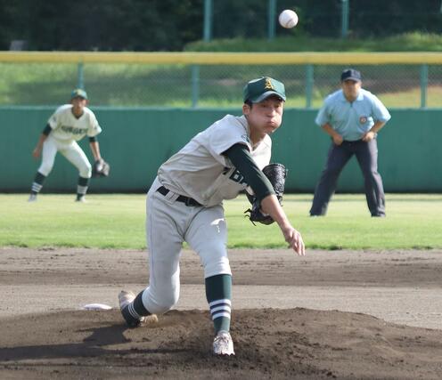 6安打1失点で完投した新発田農の主戦遠山剣臣=9月12日、新発田市五十公野球場