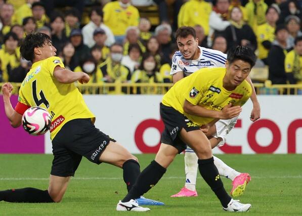 柏－新潟　後半、ゴールを狙うＭＦダニーロ・ゴメス＝三協Ｆ柏