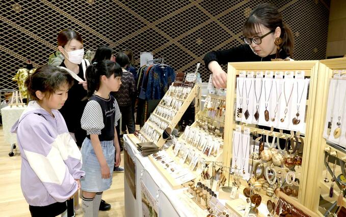 来場者が手作り品の買い物を楽しんでいるハンドメイドフェス＝３１日、長岡市中央公園