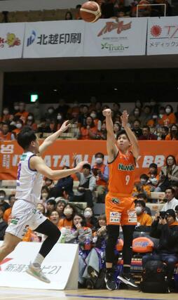 新潟－立川　第４クオーター、濵高康明が３点シュートを決め８０－７４＝アオーレ長岡