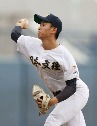 日本文理－加茂暁星　救援し力投する日本文理の倉石健亮＝エコスタ