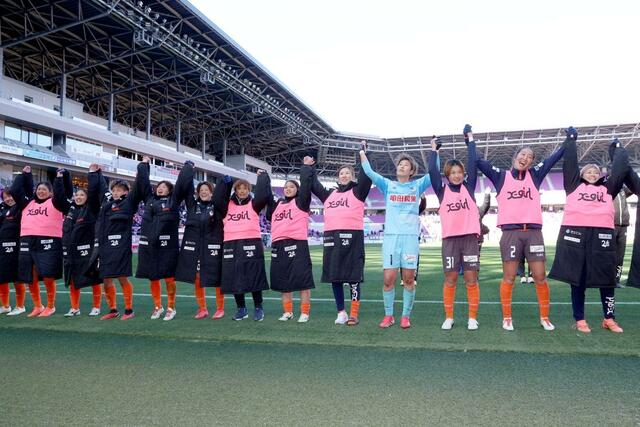 新潟Ｌ－日テレ東京Ｖ　決勝進出を決め、喜ぶ新潟Ｌの選手たち＝サンガＳ