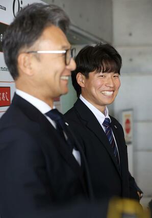 ヤクルトのスカウト幹部らから指名あいさつを受け、意気込みを語る下川隼佑（右）＝エコスタ