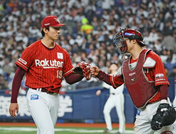 ３回、無得点に抑え捕手太田とタッチする楽天の荘司康誠投手＝２７日、京セラドーム大阪（河北新報社提供、坂本秀明撮影）