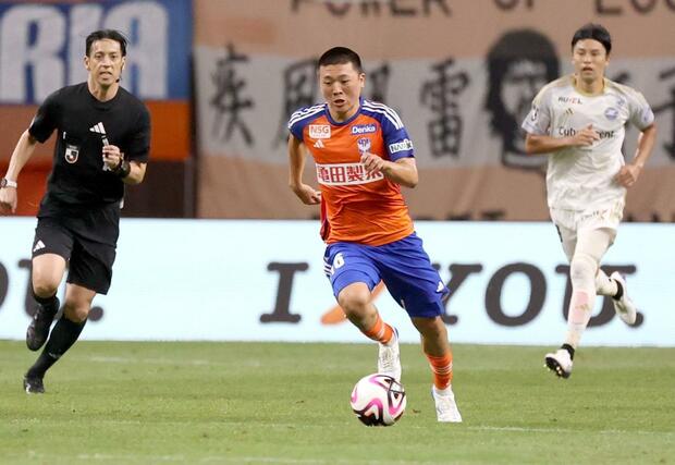 ５試合ぶりに復帰した新潟の小見洋太＝８月２５日、デンカビッグスワン
