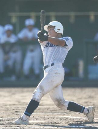 六日町－新発田中央　１０回六日町１死満塁、小谷航琉の内野ゴロが敵失を誘って１０－７と勝ち越す＝９月１６日、新発田市五十公野公園野球場