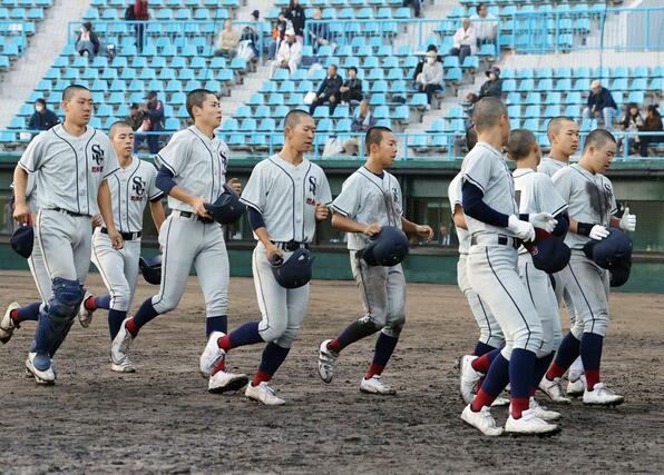 日本航空石川－関根学園　６－１３で日本航空石川に敗れ、悔しい表情を見せる関根学園の選手たち＝福井県営球場