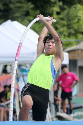 男子棒高跳びで優勝した土田未来(刈羽)=新発田市