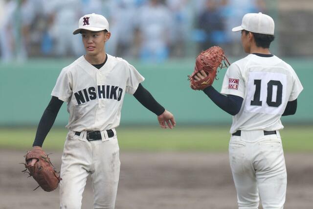小千谷西－新潟明訓　５回、小千谷西のエース柳祐太（左）が佐藤柊平（右・１０）の救援を仰ぐ＝新発田市五十公野