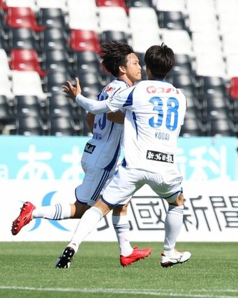 後半終了間際、ＤＦ藤原奏哉がシュートを決めて１－１＝金沢ゴーゴーカレースタジアム
