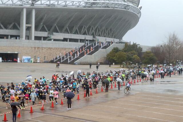 約4千人が力走した新潟ハーフマラソン=15日、新潟市中央区