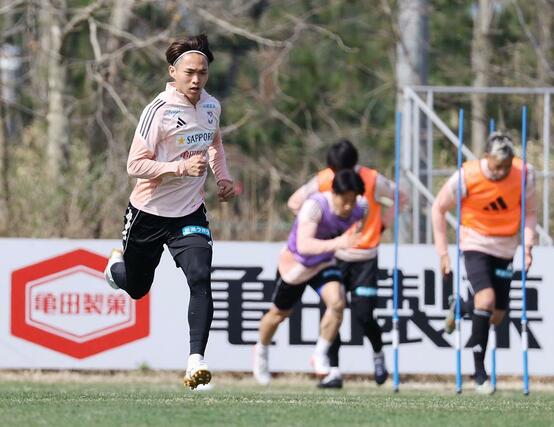 Ｕ－２１日本代表の韓国遠征から帰国したＤＦ佐藤海宏＝４月３日、聖籠町