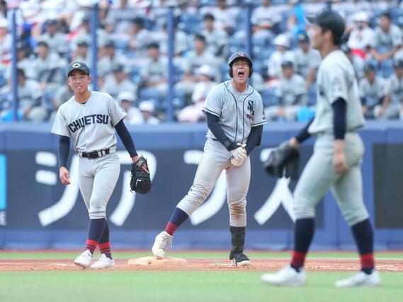 中越-関根学園 3回関根学園1死満塁、池田栞太の二ゴロが敵失を誘い2-1。一塁上でほえる池田=7月24日、新潟市中央区長潟のハードオフ・エコスタジアム