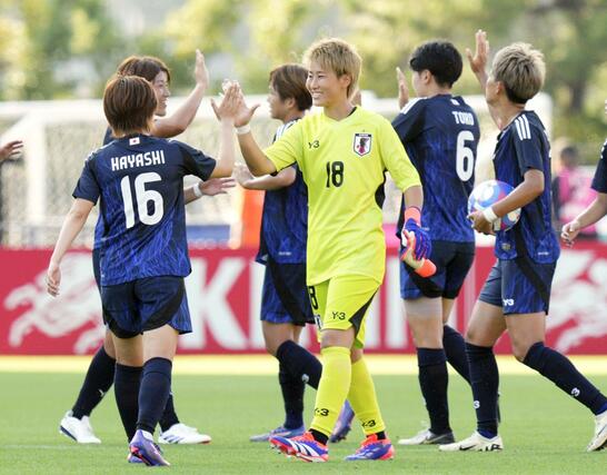 ガーナに快勝し、タッチを交わすＧＫ平尾（中央）ら女子日本代表＝金沢ゴーゴーカレースタジアム