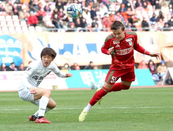 後半、FWマテウス・モラエス（右）が決めて２－２と追いつく＝７日、デンカビッグスワンスタジアム