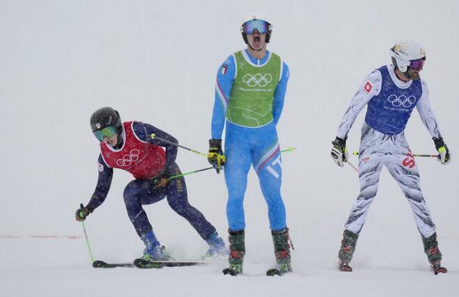 男子スキークロス決勝　ゴールする古野慧（左）。４位に入った＝リビーニョ（共同）