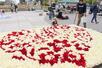 新潟駅南口広場で開かれたチューリップの花絵作り=4月21日、新潟市中央区