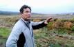冬本番に入った田んぼでこれからのコメづくりについて語る新潟県の「花水農産」の宮内賢一さん=12月3日、新潟県十日町市