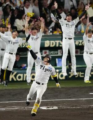 10回、サヨナラ2ランを放ち二塁に向かう阪神・森下(手前)=甲子園