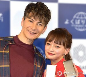 （左から）JOY＆わたなべ麻衣夫妻 （C）ORICON NewS inc.