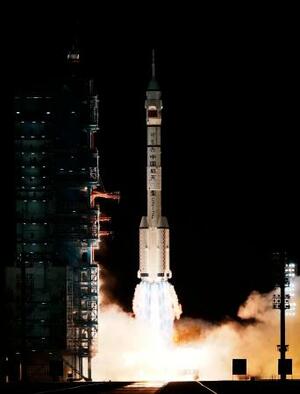 有人宇宙船「神舟21号」を載せ、打ち上げられたロケット「長征2号F遥21」=31日、中国・酒泉衛星発射センター(共同)