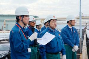 ENEOS喜入基地を視察する赤沢経産相(右から2人目)=31日午後、鹿児島市