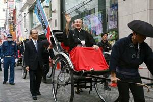 「御名残道頓堀お練り」を行う片岡仁左衛門さん=29日午後、大阪・道頓堀