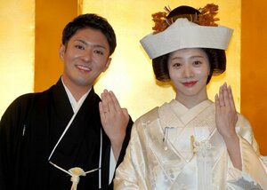 披露宴前囲み取材に参加した中村橋之助＆能條愛未夫妻 （C）ORICON NewS inc.