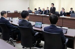 三条市の2026年度当初予算案について市議会に説明する滝沢亮市長=17日、三条市議会