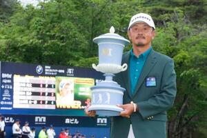 プレーオフを制し、2年ぶり2度目の優勝を果たした岩田寛=宍戸ヒルズCC