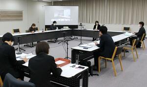 ヤングケアラーの支援について意見を交わした新潟県の検討会議=1月30日、新潟市中央区