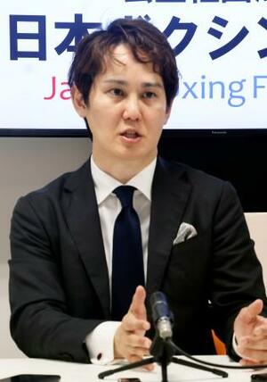 記者会見する日本ボクシング連盟の仲間達也会長=22日、東京都新宿区