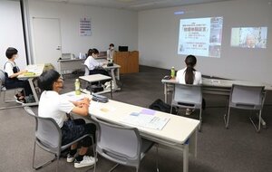 広島の被爆者らと共に平和の大切さを考えた講座＝８日、長岡市
