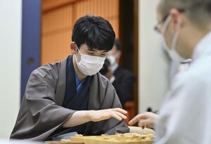 第48期棋王戦5番勝負第4局を終え、対局を振り返る藤井聡太新棋王(奥)と渡辺明前棋王=3月19日、栃木県日光市の日光きぬ川スパホテル三日月