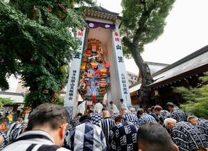 福岡市博多区の櫛田神社で行われた飾り山笠の「御神入れ」=30日午後