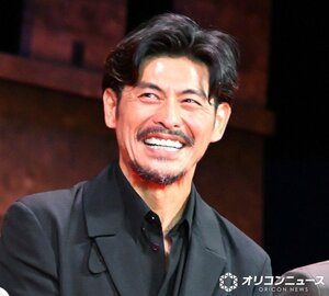 ドレスコードのネクタイをせずに登場した坂口憲二(C)ORICON NewS inc.