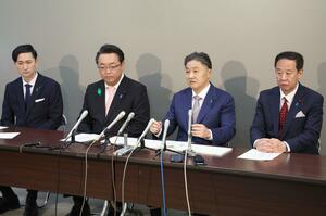 衆院新潟1区の候補者を公募することを発表する自民党の佐藤純県議(右から2人目)ら=15日、県庁