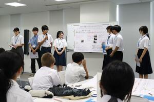 中学生が広島で学んだことや平和への思いを発表した報告会=長岡市大手通2