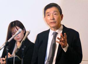 羽田空港に到着後、記者団の取材に応じる李赫駐日大使(右)=26日午後