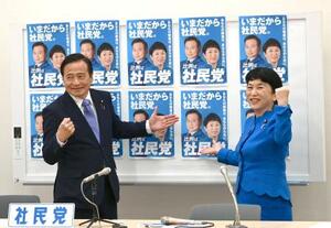 社民党の衆院選公約を発表し、ポーズをとる福島党首(右)とラサール石井副党首=22日午後、国会