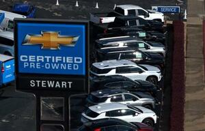 　米カリフォルニア州の販売場に展示されたゼネラル・モーターズ（ＧＭ）の自動車＝６日（ゲッティ＝共同）