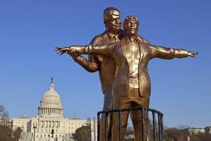 　トランプ米大統領と富豪エプスタイン氏の像＝３月、ワシントン