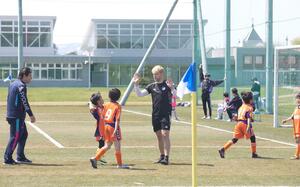 サッカーの指導者として活動するスポーツ国際交流員=北海道東川町(東川町教育委員会提供)