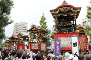 多くの見物客でにぎわう大津祭=12日午後、大津市