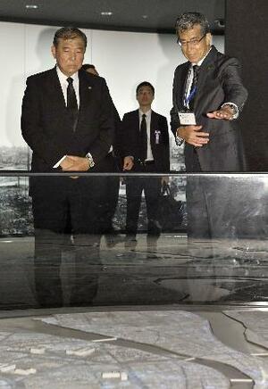 原爆資料館を視察する石破首相(左)=6日午前、広島市中区(代表撮影)