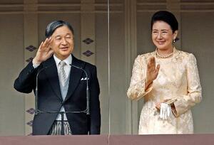 天皇陛下の66歳の誕生日を祝う一般参賀で、訪れた人たちに手を振られる天皇、皇后両陛下=23日午前、宮殿・長和殿