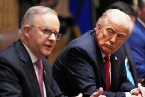 オーストラリアのアルバニージー首相(左)の話を聞くトランプ米大統領=20日、ホワイトハウス(AP=共同)