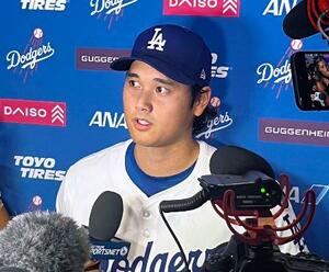 試合後、取材に応じるドジャース・大谷=ロサンゼルス(共同)